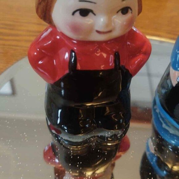 Vintage Amish Couple Salt And Pepper Shaker Set - Picture 9 of 9